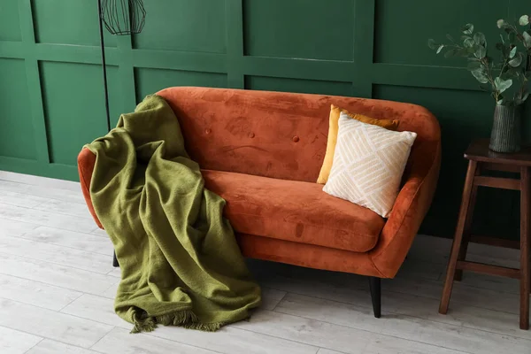 Red Sofa Plaid Cushions Green Wall — Stock Photo, Image