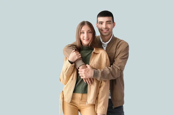 Pasangan Muda Cantik Dengan Pakaian Musim Gugur Dengan Latar Belakang — Stok Foto