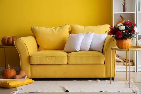 Interior Salón Amarillo Brillante Con Sofá Calabazas Flores — Foto de Stock