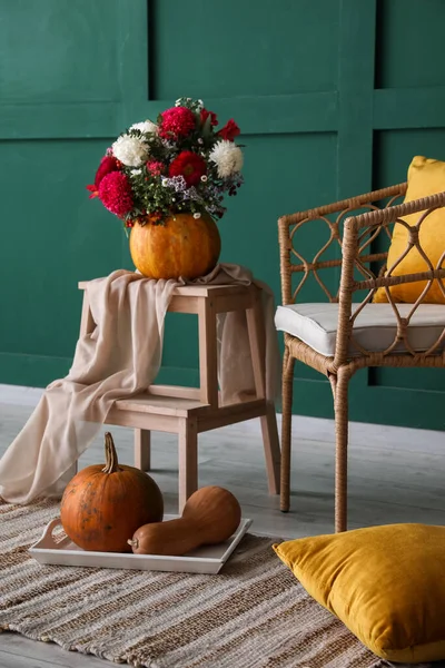 Pumpkin Beautiful Flowers Stepladder Armchair Pillows Green Wall — Stock Photo, Image