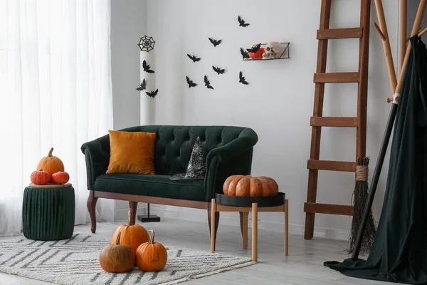 緑のソファ はしご カボチャでハロウィンのために装飾されたリビングルームのインテリア — ストック写真