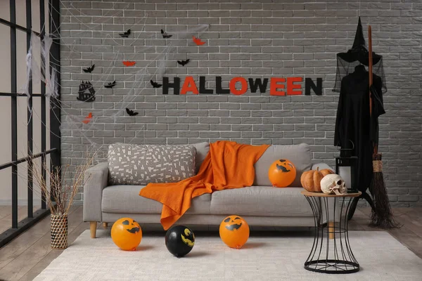 Innenraum Des Wohnzimmers Halloween Mit Grauem Sofa Und Luftballons Dekoriert — Stockfoto