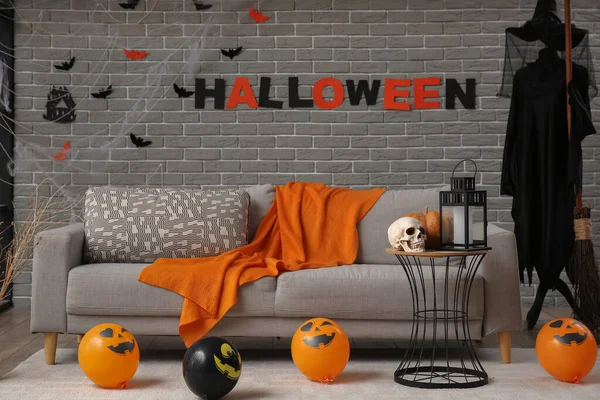 Innenraum Des Wohnzimmers Halloween Mit Grauem Sofa Und Luftballons Dekoriert — Stockfoto
