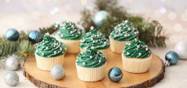 Lezzetli Noel kekleri masada.