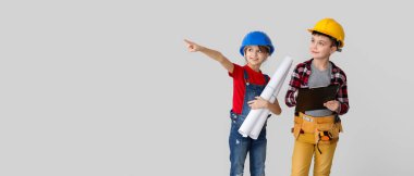 Açık arkaplanda, metin için yeri olan şirin küçük mimarlar