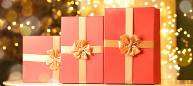 Odada masada Güzel Noel hediye kutuları