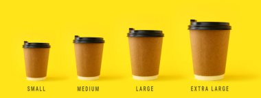 Sarı arka planda farklı boyutlarda kahve fincanları.
