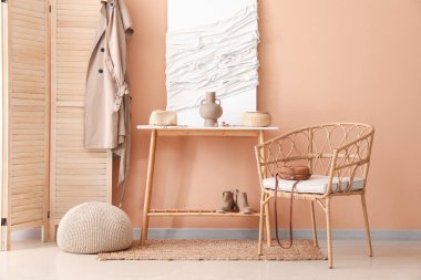 Masası, 3 boyutlu tekstil sanatı ve koltuğu olan şık bir salon.