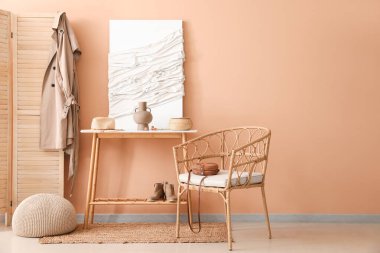 Masası, 3 boyutlu tekstil sanatı ve koltuğu olan şık bir salon.