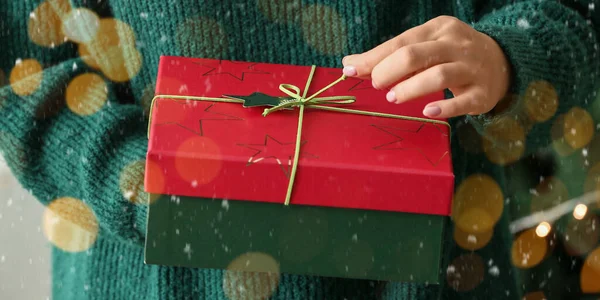 Женщина Открывает Прекрасный Рождественский Подарок Крупным Планом — стоковое фото