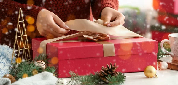 Woman Decorating Christmas Gift Box Table Closeup — Stock Photo, Image