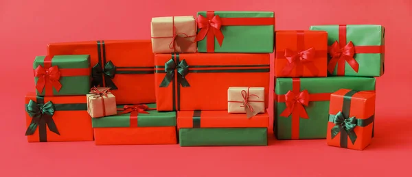 Πολλά Κουτιά Δώρων Χριστουγέννων Κόκκινο Φόντο — Φωτογραφία Αρχείου