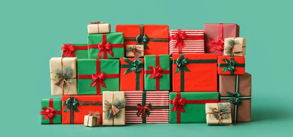 Diferentes Regalos Navidad Sobre Fondo Verde — Foto de Stock