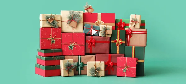 Diferentes Regalos Navidad Sobre Fondo Verde —  Fotos de Stock
