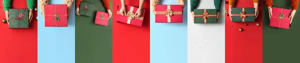 Много Рук Рождественскими Подарками Красочном Фоне Вид Сверху — стоковое фото
