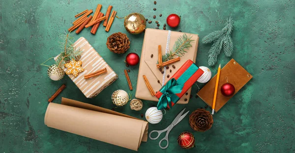 Piękne Pudełka Świąteczne Materiał Pakowania Wystrój Zielonym Tle — Zdjęcie stockowe