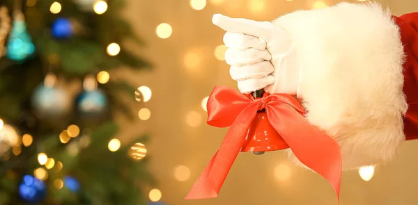 Santa Claus Sosteniendo Campana Navidad Sobre Fondo Borroso —  Fotos de Stock