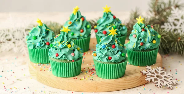 Leckere Weihnachts Cupcakes Auf Hellem Hintergrund — Stockfoto