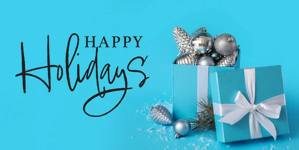 Geschenkkarton Mit Weihnachtsdekor Und Text Happy Uridays Auf Blauem Hintergrund — Stockfoto