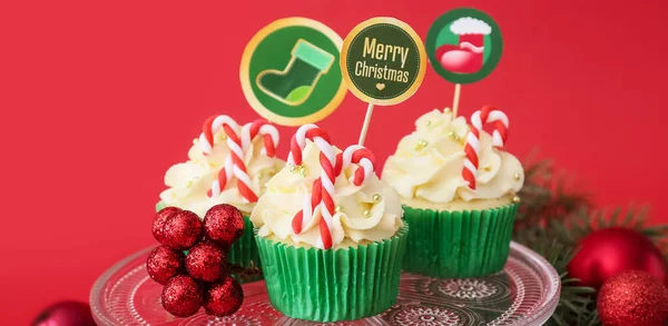 Support Dessert Avec Savoureux Cupcakes Noël Sur Fond Rouge — Photo