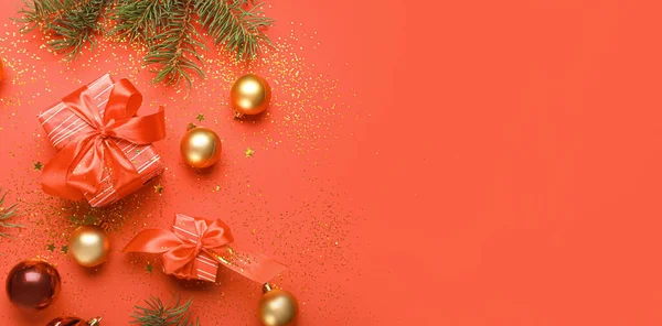 Skladba Vánoční Koule Dárky Jedle Větve Červeném Pozadí Prostorem Pro — Stock fotografie