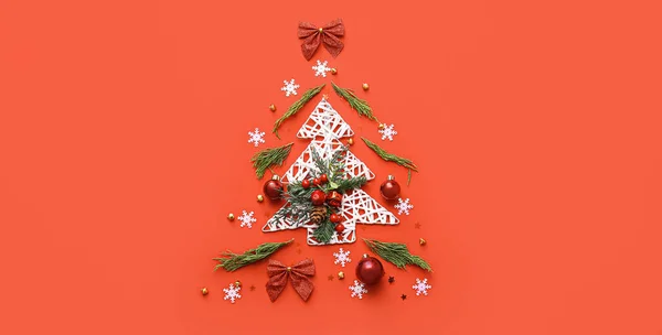 圣诞树 由装饰品和红色背景的针叶树做成 — 图库照片