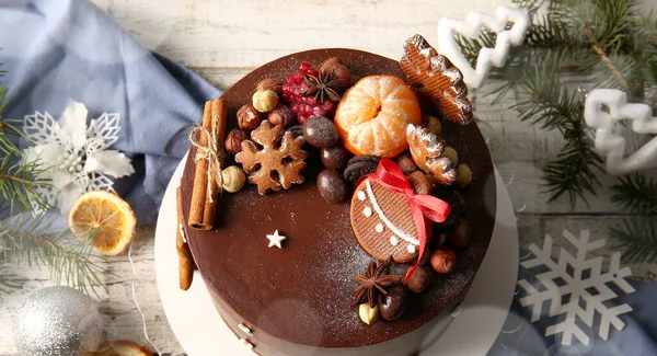 おいしいクリスマスチョコレートケーキテーブルの上 — ストック写真