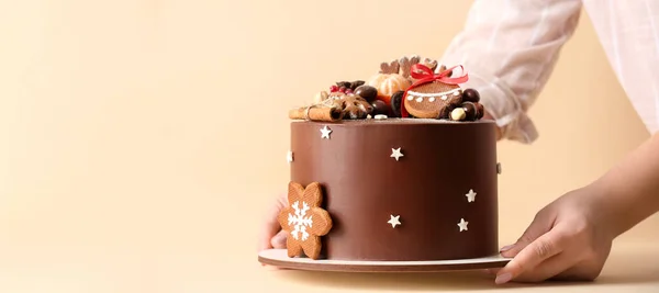 Vrouw Met Smakelijke Kerst Chocolade Taart Beige Achtergrond — Stockfoto