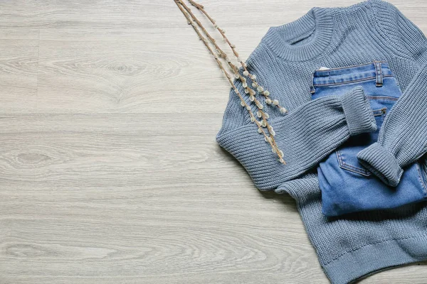 Elegante Ropa Para Niños Ramas Sauce Sobre Fondo Gris —  Fotos de Stock