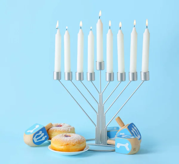 Menorah Com Velas Donuts Dreidels Para Celebração Hanukkah Fundo Azul — Fotografia de Stock