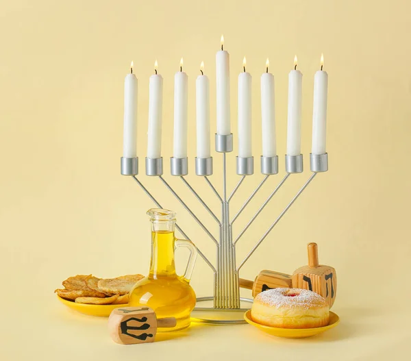 Menorah Κεριά Dreidels Και Τρόφιμα Για Hanukkah Γιορτή Κίτρινο Φόντο — Φωτογραφία Αρχείου