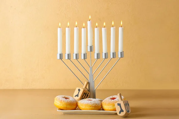 Menorah Com Velas Dreidels Deliciosos Donuts Para Celebração Hanukkah Mesa — Fotografia de Stock