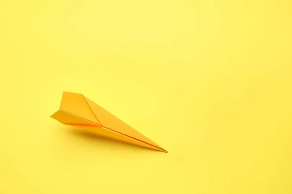Geel Papier Vliegtuig Kleur Achtergrond — Stockfoto