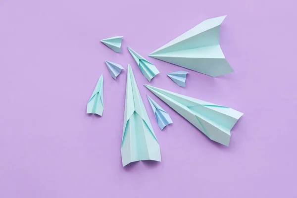 紫丁香背景上的纸飞机 — 图库照片