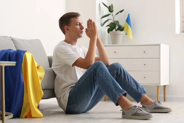 Young Man Flag Ukraine Praying Home — Stock Photo, Image
