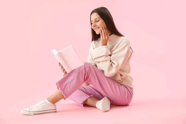 Beautiful Woman Reading Book Pink Background — Stock Photo, Image
