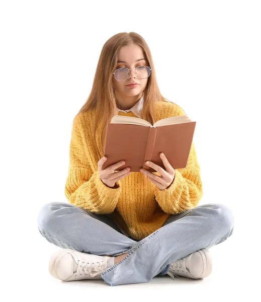 Junge Frau Gelben Pullover Liest Buch Auf Weißem Hintergrund — Stockfoto