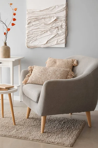 Koltuğu Masası Boyutlu Tekstil Sanatıyla Modern Oturma Odasının Içinde — Stok fotoğraf