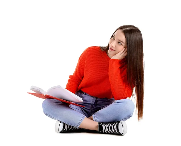 Jeune Femme Pull Rouge Avec Livre Assis Sur Fond Blanc — Photo