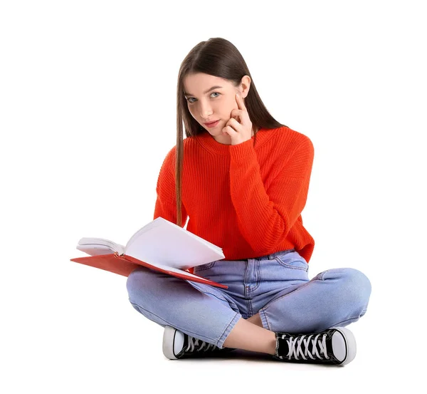 Jeune Femme Pull Rouge Avec Livre Assis Sur Fond Blanc — Photo
