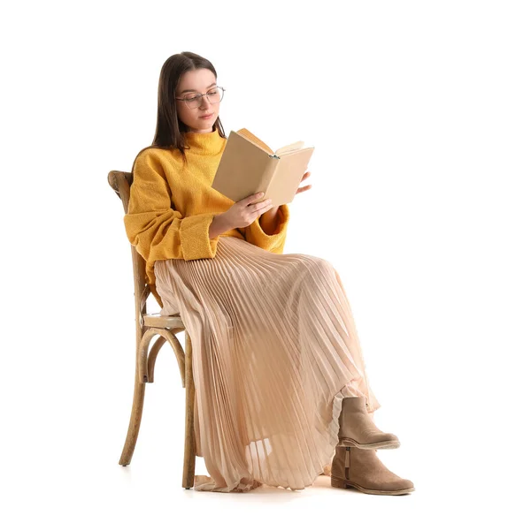 Красивая Женщина Желтом Свитере Чтение Книги Белом Фоне — стоковое фото
