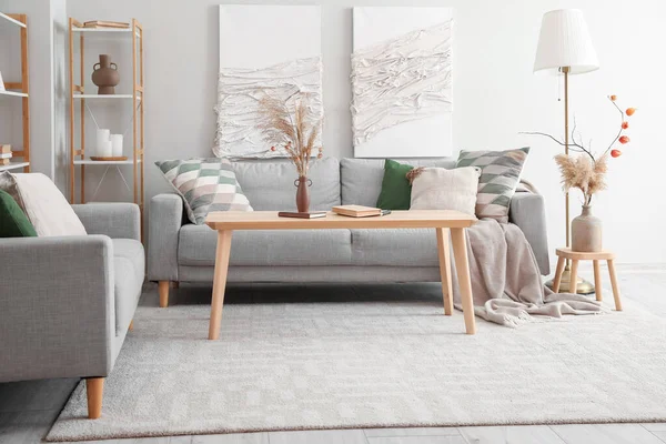 Interieur Eines Modernen Wohnzimmers Mit Sofas Tisch Und Textilmalerei — Stockfoto