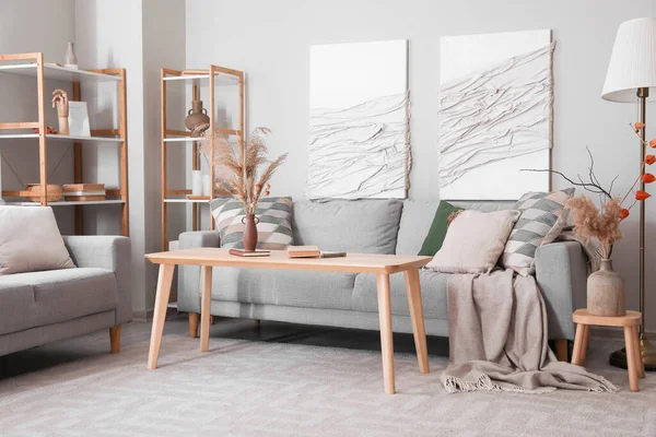 Kanepeleri Masası Boyutlu Tekstil Tablosu Olan Modern Oturma Odası — Stok fotoğraf