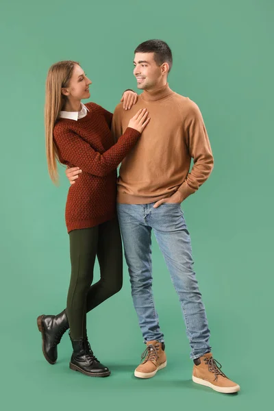 Pareja Joven Moda Ropa Otoño Sobre Fondo Verde — Foto de Stock