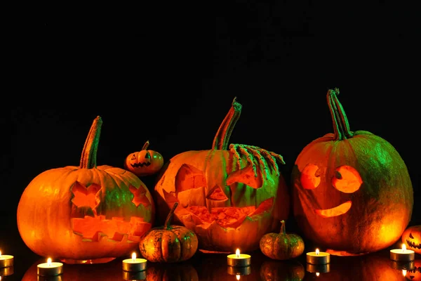 Calabazas Halloween Talladas Con Velas Encendidas Sobre Fondo Oscuro — Foto de Stock