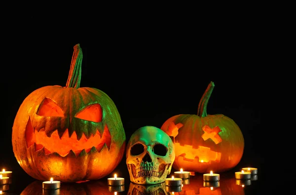 Calabazas Halloween Talladas Con Velas Encendidas Cráneo Humano Sobre Fondo — Foto de Stock
