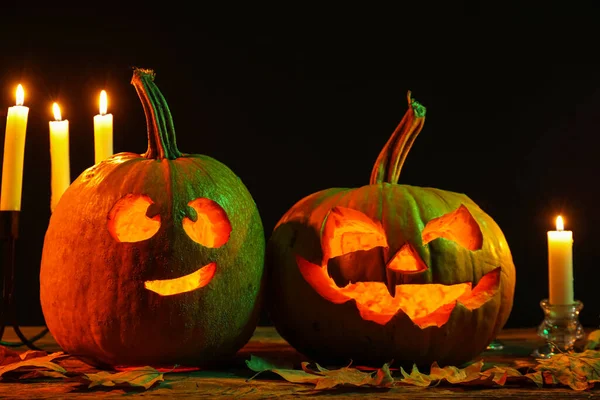 Calabazas Halloween Talladas Con Velas Encendidas Hojas Caídas Sobre Fondo — Foto de Stock