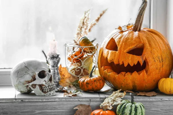 Dynie Halloween Opadłych Liści Ludzkiej Czaszki Parapecie Pokoju — Zdjęcie stockowe