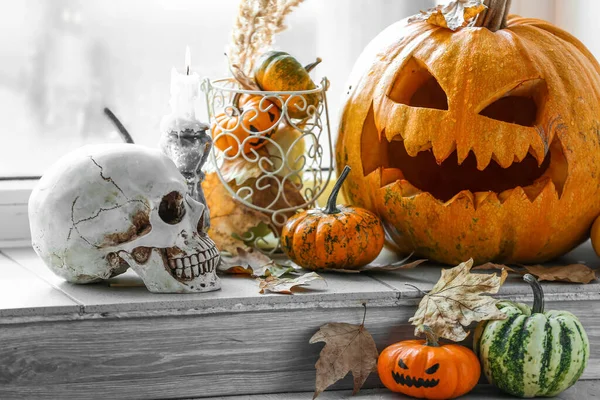 Calabazas Halloween Con Hojas Caídas Cráneo Humano Alféizar Ventana Habitación —  Fotos de Stock