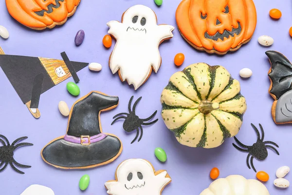 Halloween Sušenky Cukrovinkami Výzdobou Dýní Fialovém Pozadí — Stock fotografie